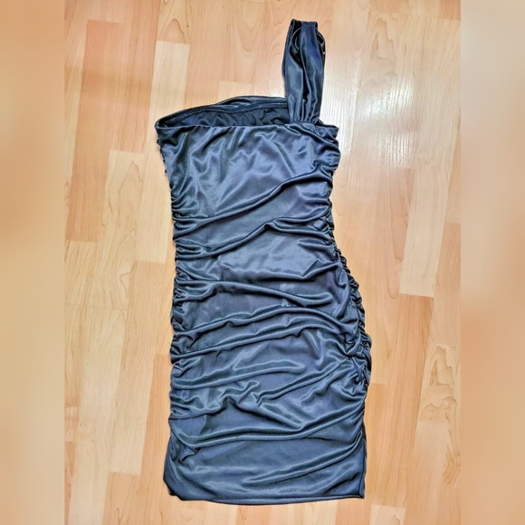 Le Chateau embellished one shoulder dress - Picture 10 of 11